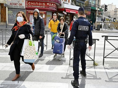 Des passants à Marseille, le 17 mars 2020 - GERARD JULIEN [AFP]