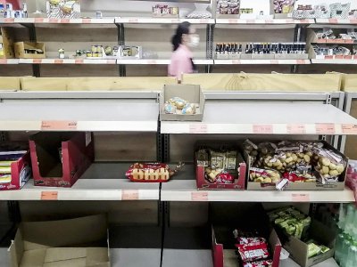 Des étals presque vides dans une supermarché de Medellin, en Colombie, le 17 mars 2020 - JOAQUIN SARMIENTO [AFP]