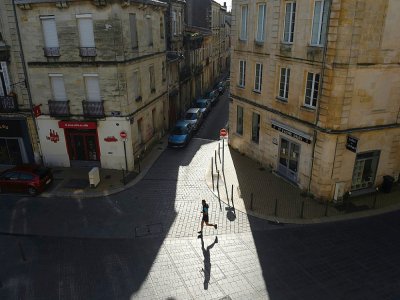 Un homme court dans des rues désertes de Bordeaux, le 18 mars 2020 - NICOLAS TUCAT [AFP]
