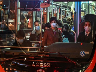 Des passagers dans un bus de Shanghaï, le 17 mars 2020 - HECTOR RETAMAL [AFP]