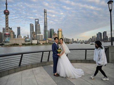 Photo de mariage, sur le Bund à Shanghaï le 16 mars 2020 - Hector RETAMAL [AFP]