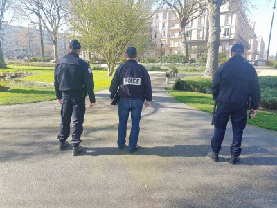 La police du Havre patrouille pour faire respecter le confinement.