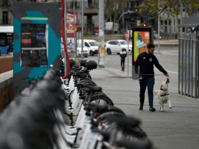 Un homme promène son chien à Madrid, le 16 mars 2020. - PIERRE-PHILIPPE MARCOU [AFP]