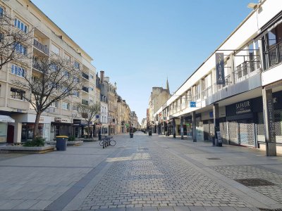 Tous les commerces de la rue Saint-Pierre à Caen ont baissé le rideau. Ce mercredi 18 mars, les rues sont désertes dans le centre-ville.
