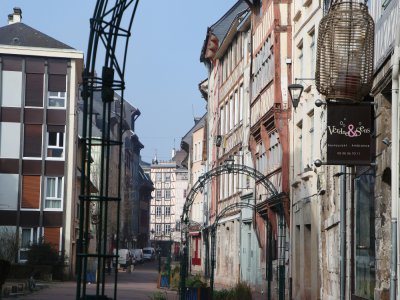 La rue Eau-de-Robec, connue pour ses terrasses de bars et restaurants, est complètement déserte. - Pierre Durand-Gratian