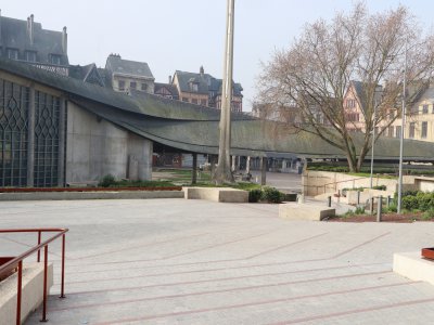 Personne pour venir voir le bûcher de Jeanne-d'Arc sur la place du Vieux-Marché. - Pierre Durand-Gratian