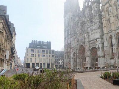 Avec le confinement, aucun touriste aux abords de la cathédrale de Rouen, à l'heure où les beaux jours reviennent…