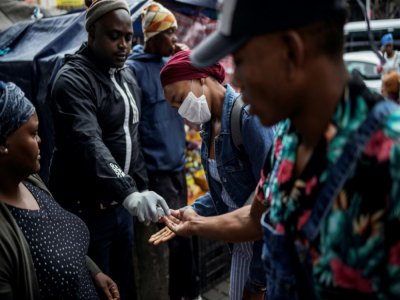 Distribution de désinfectant à Johannesburg le 18 mars 2020 - Michele Spatari [AFP]
