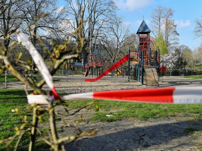Une aire de jeux fermée, dans un parc de Namur (Belgique), le 18 mars 2020 - JOHN THYS [AFP]