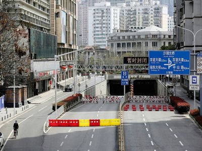 Des avenues coupées à la circulation et désertes à Wuhan, le 15 mars 2020 en Chine pendant l'épidémie du nouveau coronavirus - STR [AFP]