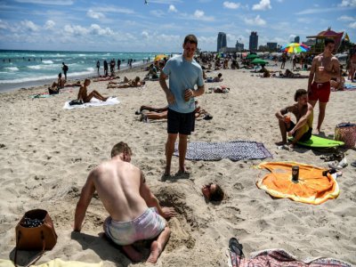 Des personnes sur la plage de Miami, malgré les consignes liées au coronavirus, le 18 mars 2020 en Floride - CHANDAN KHANNA [AFP]