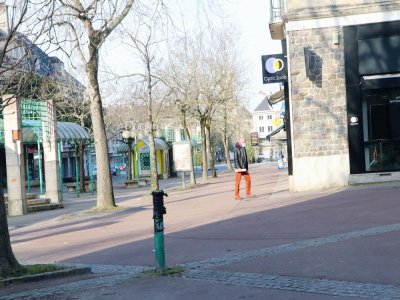 La rue piétonne de Saint-Lô quasi déserte le mercredi 18 mars. Seul un homme masqué s'y aventure.
