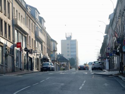 Artère principale de la ville, la rue du Maréchal-Leclerc est calme.