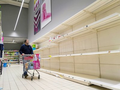 Des rayons de papier toilette vides, le 16 mars 2020 dans un supermarché de Pfastatt, dans le Haut-Rhin, pendant l'épidémie du nouveau coronavirus - SEBASTIEN BOZON [AFP]