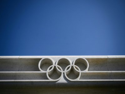 Les anneaux olympiques sur le fronton du siège du Comité international olympique, le 18 mars 2020 à Lausanne - Fabrice COFFRINI [AFP]
