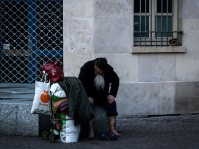 Une personne sans-abri dans une rue de Paris le 17 mars 2020 - JOEL SAGET [AFP]