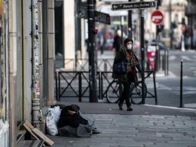 Une personne sans-abri dans les rues de Paris, le 17 mars 2020 - Martin BUREAU [AFP/Archives]