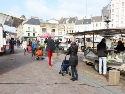 Les Cherbourgeois ont plutôt bien respecté la distance de sécurité devant les étals du marché ce jeudi 19 mars, place de Gaulle.