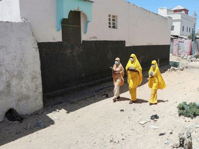 Des jeunes filles dans les rues de Mogadiscio, le 19 mars 2020 - Abdirazak Hussein FARAH [AFP]