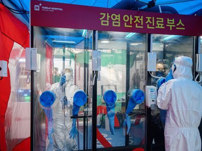 Stand de dépistage du coronavirus à l'extérieur de l'hôpital Yangji à Séoul, le 17 mars 2020 - Ed JONES [AFP]