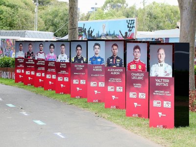 Les portraits de plusieurs pilotes de F1 sont affichés le 13 mars 2020 à Melbourne, où devait se tenir le premier Grand Prix de la saison, finalement annulé - GLENN NICHOLLS [AFP/Archives]