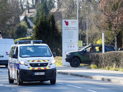 Un véhicule militaire stationne près de l'hôpital Emile-Muller à Mulhouse le 19 mars 2020, où doit être installé un hôpital militaire de campagne - SEBASTIEN BOZON [AFP]
