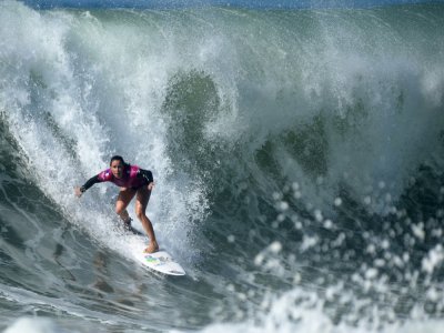 La surfeuse Johanne Defay, le 11 octobre 2019 à Capbreton, espère qu'il ne faudra pas recommencer à zéro les sélections - GAIZKA IROZ [AFP/Archives]