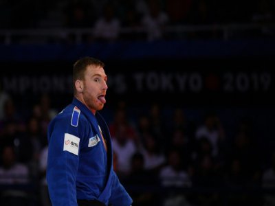 Le judoka français Axel Clerget, vainqueur ici du Japonais Sanshiro Murao sur le site des Jeux de Tokyo, le 1er septembre 2019, se prépare individuellement dans un petit garage - CHARLY TRIBALLEAU [AFP/Archives]