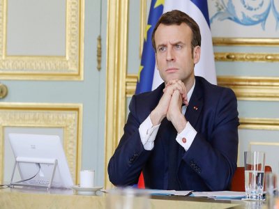 Le président Emmanuel Macron participe à une vidéoconférence avec des membres du gouvernement et des responsables économiques, au palais de l'Elysée, le 19 mars 2020 à Paris - Ludovic MARIN [POOL/AFP]