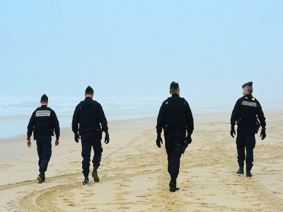 Des gendarmes patrouillent sur la plage du Grand Crohot près de Lège-Cap-Ferret (Gironde) le 19 mars 2020 - MEHDI FEDOUACH [AFP]