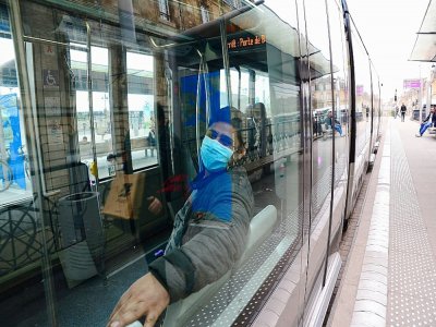 Un homme porte un masque pour se protéger du coronavirus, dans un tramway à Bordeaux le 19 mars 2020 - MEHDI FEDOUACH [AFP]