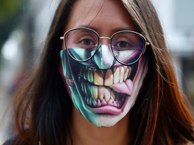 Une femme porte un masque contre le coronavirus, à Bogota, le 19 mars 2020 - Raul ARBOLEDA [AFP]