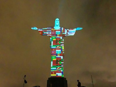 Projection des drapeaux de tous les pays infectés par le coronavirus, sur le Christ rédempteur de Rio de Janeiro, le 18 mars 2020 - FLORIAN PLANCHEUR [AFP]
