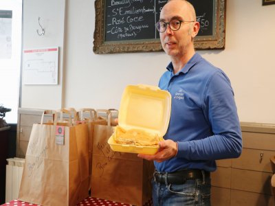 Sébastien Cocard, gérant du restaurant Le Grenier à Crêpes situé dans le centre-ville de Caen, a préparé cent crêpes qu'il a ensuite distribué au personnel soignant du CHU ce vendredi 20 mars.