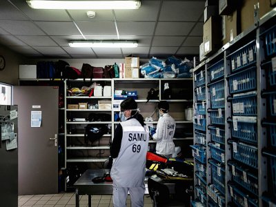 Des membres du personnel médical à l'hôpital Edouard Herriot à Lyon se préparent dans le centre des appels d'urgence - JEFF PACHOUD [AFP]