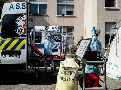 Désinfection d'une ambulance à l'hôpital Edouard Herriot à Lyon, le 19 mars 2020 - JEFF PACHOUD [AFP]