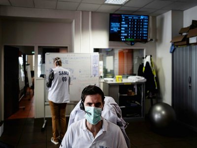 Un membre du personnel soignant répond aux appels d'urgence à l'hôpital Edouard Herriot à Lyon, le 19 mars 2020 - JEFF PACHOUD [AFP]