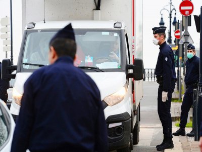 Vérification des papiers d'un conducteur de poids-lourd à Bordeaux, le 19 mars 2020 - MEHDI FEDOUACH [AFP]