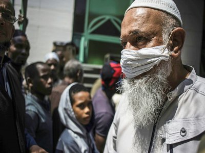 Un fidèle musulman portant un masque de protection artisanal quitte la mosquée de la 23e rue dans le quartier de Mayfair, à Johannesburg, le 20 mars 2020. - MARCO LONGARI [AFP]