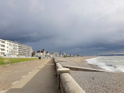 La plage du Havre va être interdite à la promenade, dès le samedi 21 mars, à midi.