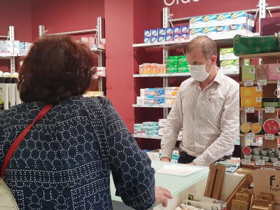 Wilfried Vaultier porte un masque pour servir ses clients à la pharmacie à Caen. Il demande aux couturières de faire des masques en tissu pour les redistribuer.