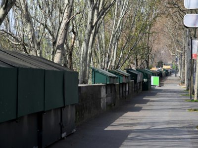 Les stands des bouquinistes fermés sur les quais de la Seine, le 20 mars 2020 - BERTRAND GUAY [AFP]
