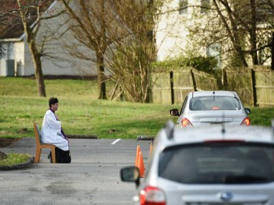 Des automobilistes attendent de se confesser sur le parking d'une église à Bowie (Maryland) le 20 mars 2020 - MANDEL NGAN [AFP]