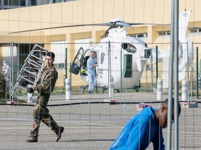 Des soldats installent un hôpital militaire à proximité de l'hôpital Emile Muller de Mulhouse, le 20 mars 2020 - SEBASTIEN BOZON [AFP]