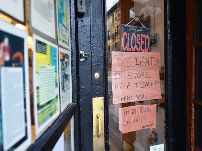 "3 clients à la fois maximum dans la boutique", prévient une affichette accrochée sur la vitrine d'un boucher de Brooklyn, à New York, le 20 mars 2020 - Angela Weiss [AFP]