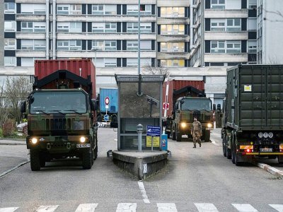 Arrivée du convoi militaire sur le parking de l'hôpital de Mulhouse, le 21 mars 2020 - SEBASTIEN BOZON [AFP]