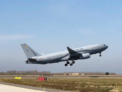 Photo fournie par les forces armées d'un avion décollant de Istres vers Mulhouse pour y évacuer des malades du Covid-19, le 21 mars 2020 - - [MINISTERE DES ARMEES/AFP]
