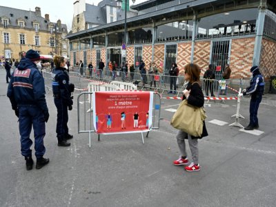 L'entrée d'un marché et contrôle des policiers à Rennes le 21 mars 2020 - Damien MEYER [AFP]