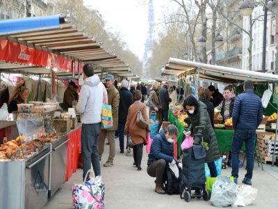 Les allées d'un marché parisien, le 21 mars 2020 - Ludovic MARIN [AFP]