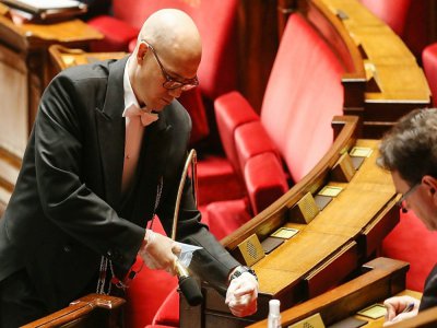 Desinfection du microphone dans l'hémicycle de l'Assemblée nationale, le 21 mars 2020 - Ludovic MARIN [POOL/AFP]